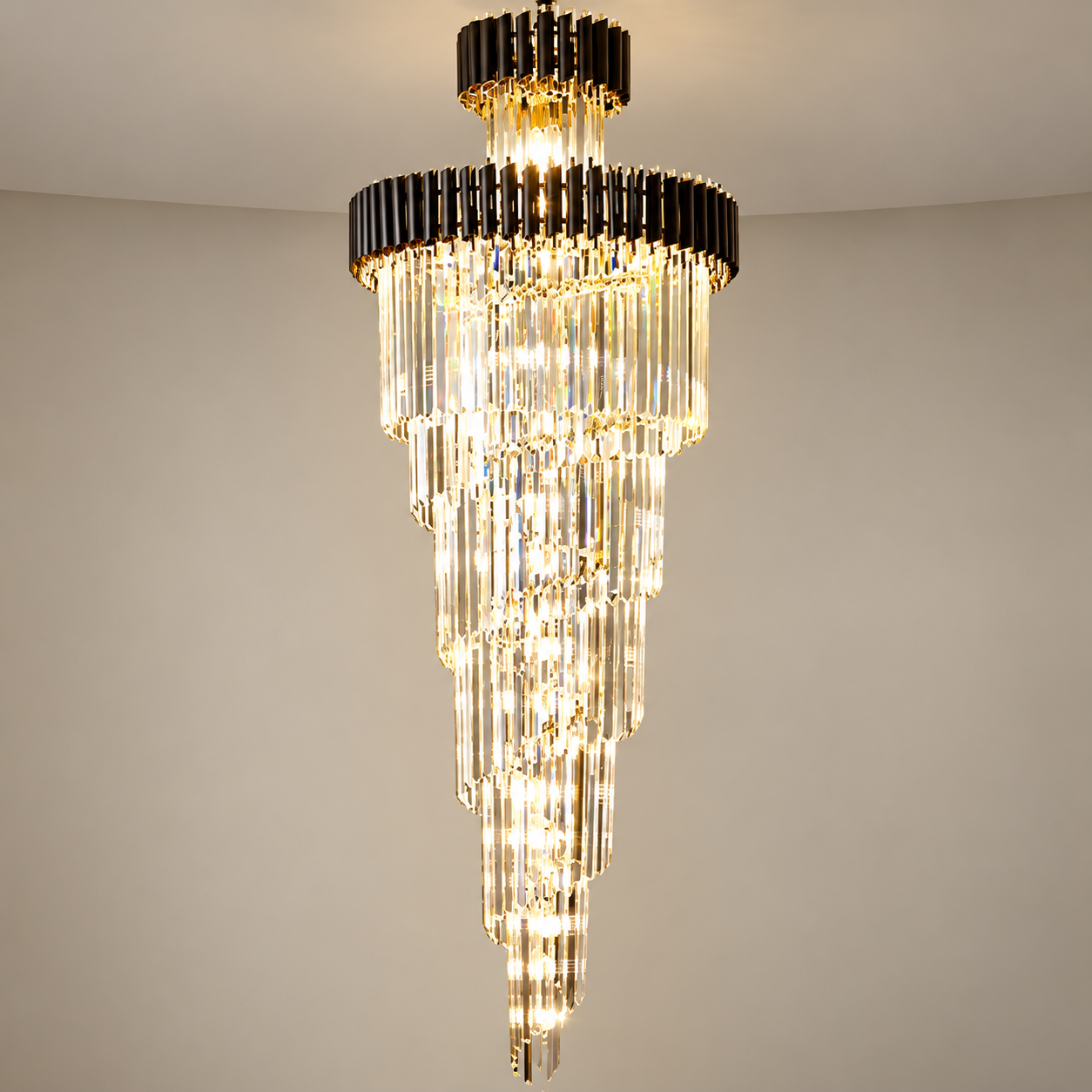 Chandelier — silinda ndefu ya rangi ya dhahabu — picha ya katalogi