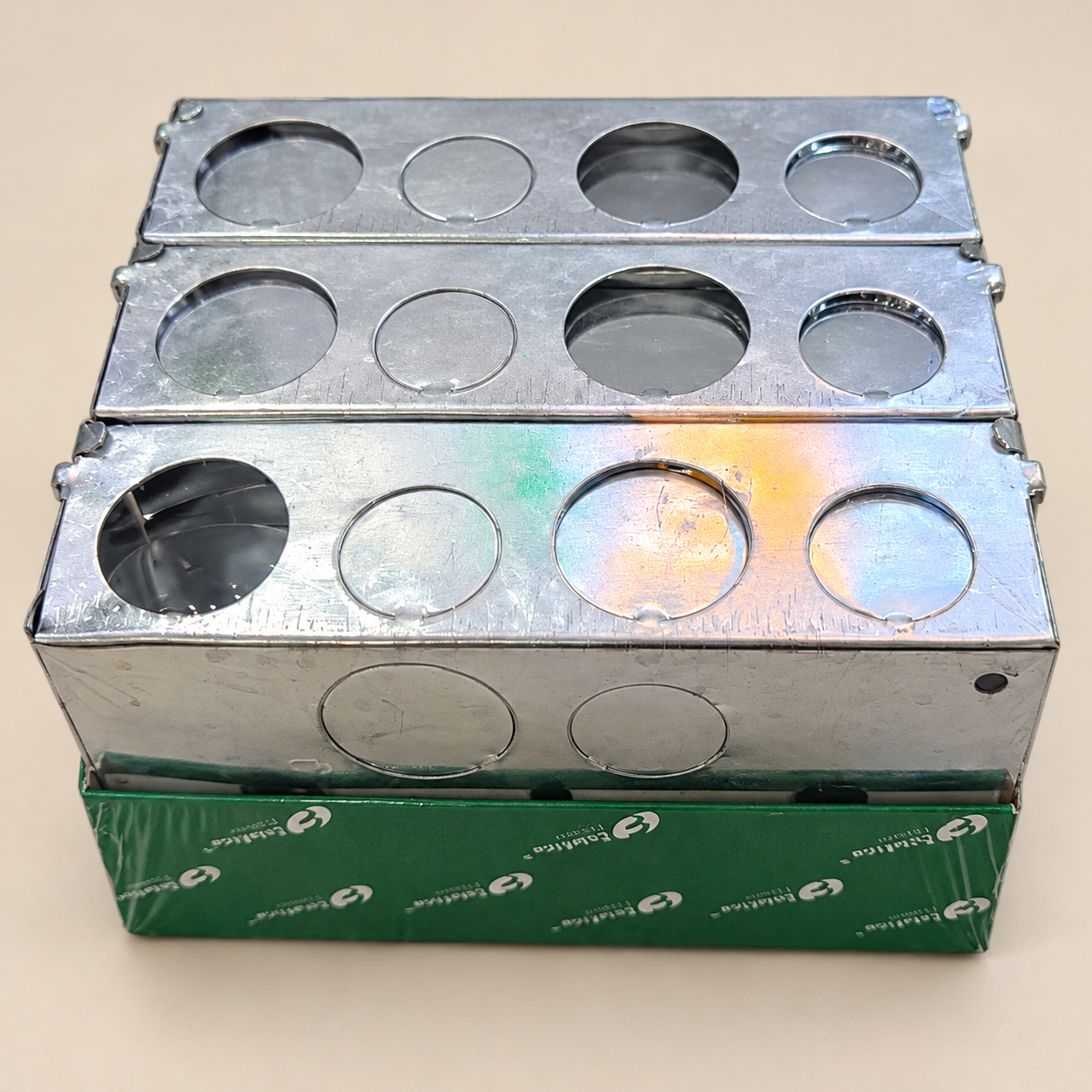 Metal Box — sanduku la chuma la sehemu mbili — picha ya katalogi